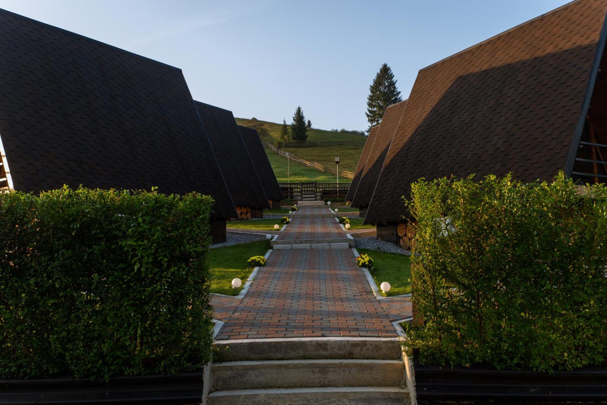 Hotel A Pisc Vatra Moldoviţei Esterno foto