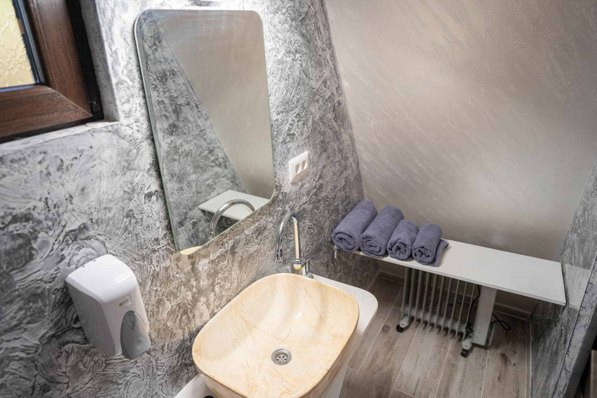 Hotel A Pisc Vatra Moldoviţei Esterno foto