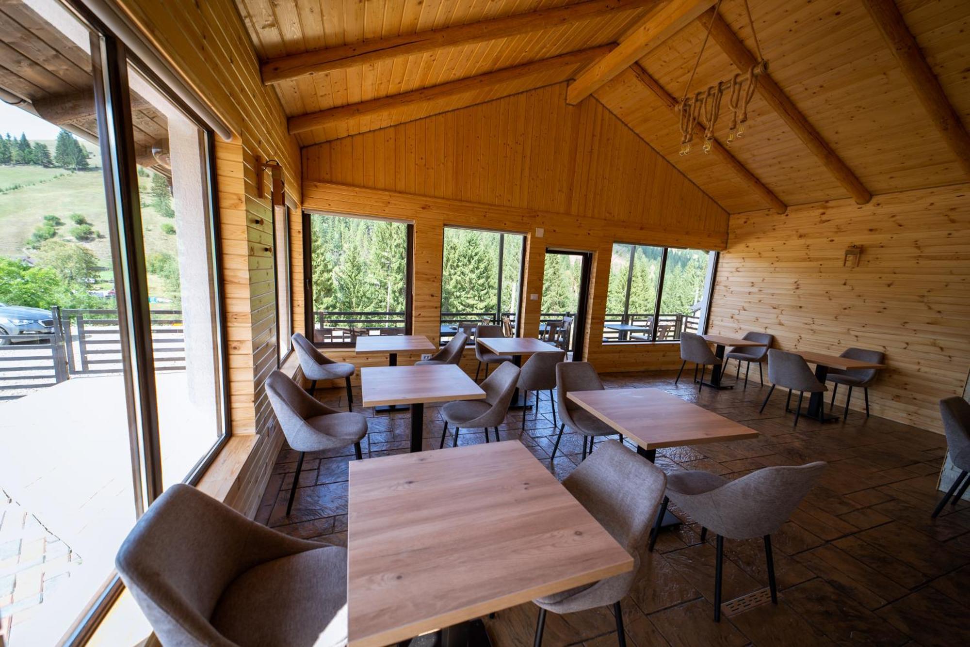 Hotel A Pisc Vatra Moldoviţei Esterno foto
