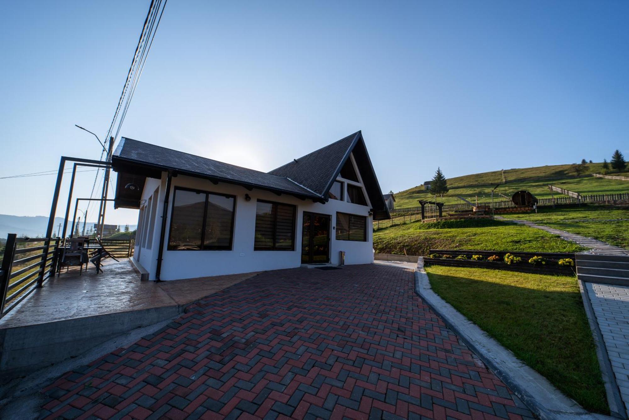 Hotel A Pisc Vatra Moldoviţei Esterno foto