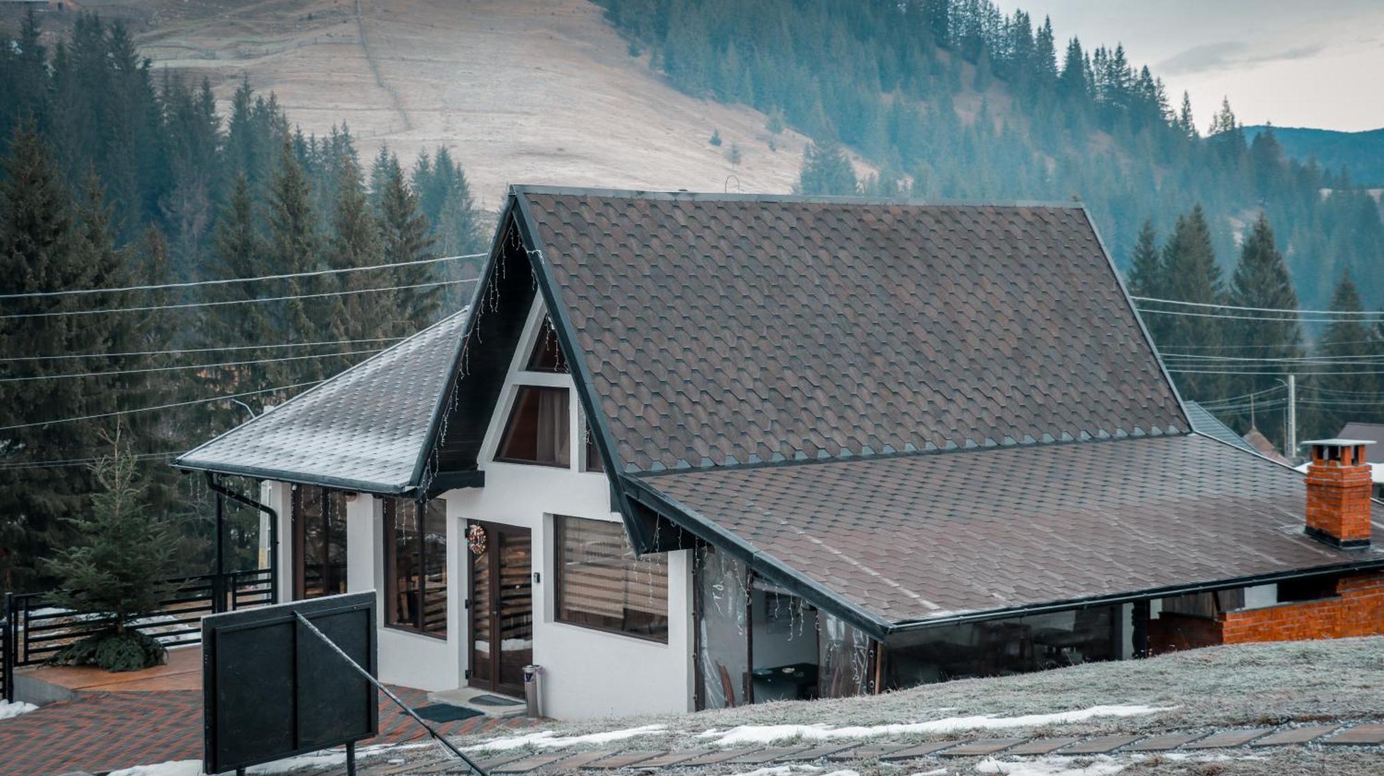 Hotel A Pisc Vatra Moldoviţei Esterno foto