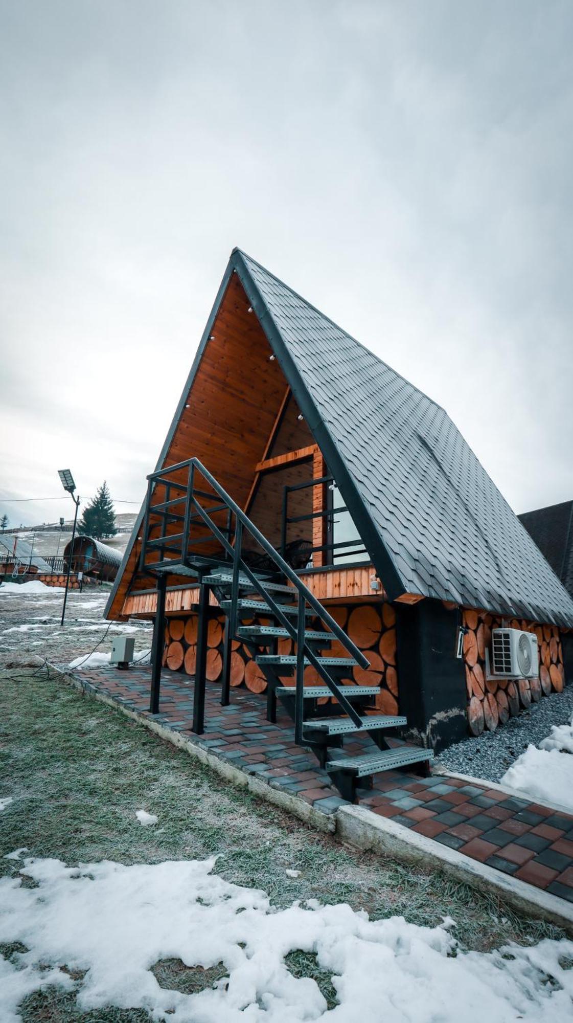 Hotel A Pisc Vatra Moldoviţei Esterno foto