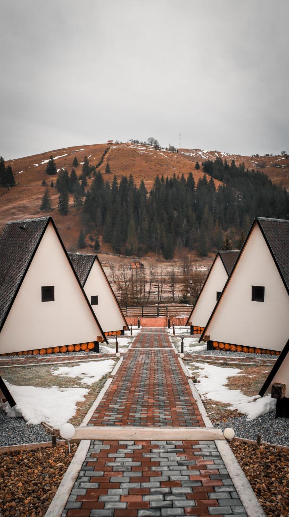 Hotel A Pisc Vatra Moldoviţei Esterno foto